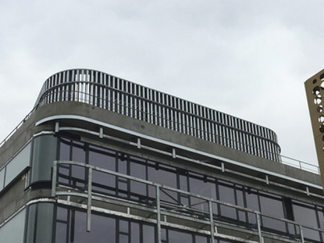 Écran acoustique de type mur anti-bruit en terrasse avec baffles en toiture
