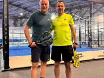 Réunion professionnelle autour du padel