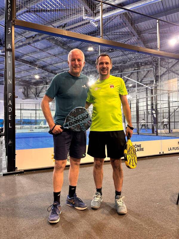 Réunion professionnelle autour du padel