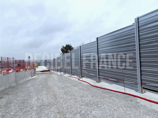 Réduction du bruit de chantier grâce à un mur antibruit