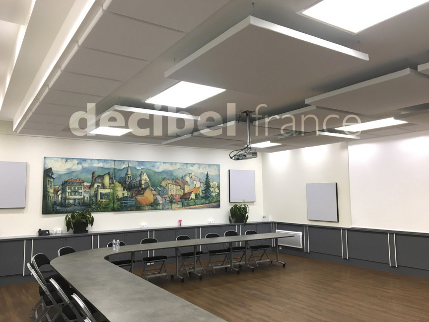 Traitement acoustique d’une salle de conseil municipal dans le département des yvelines