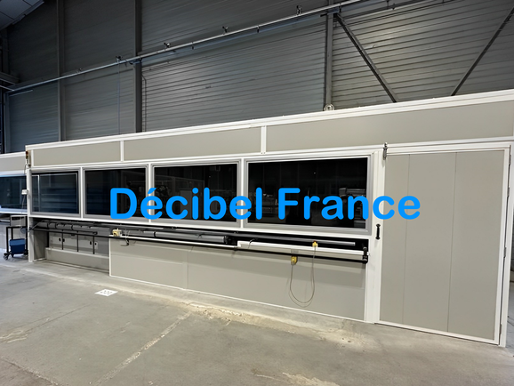 Insonorisation d'un banc de découpe avec l’installation d’une cabine acoustique